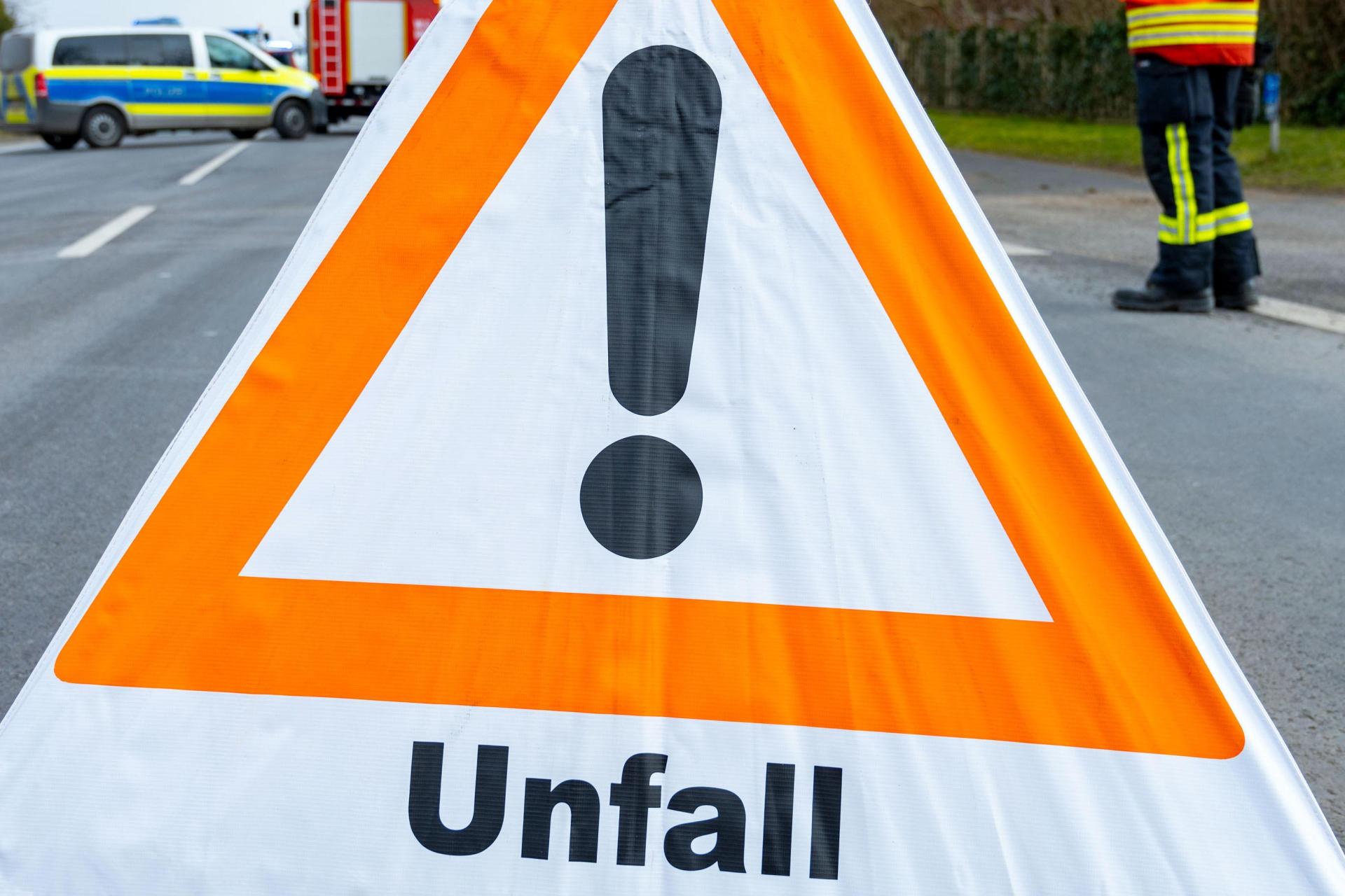 Obwohl der Mann rechtzeitig wieder einscherte, musste die Frau im entgegenkommenden Auto bremsen und rutschte so in den Lastwagen. (Symbolbild: Stefan Sauer)
