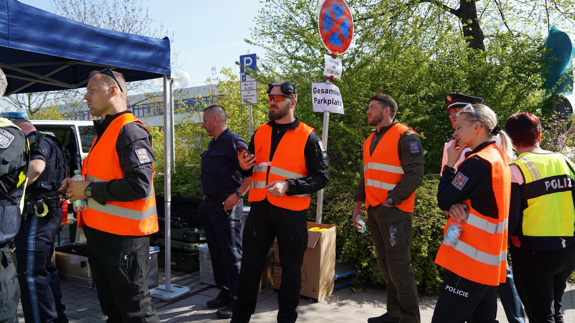 Auch Kollegen aus Tschechien sahen bei der Übung zu.  (Bild: mcl)