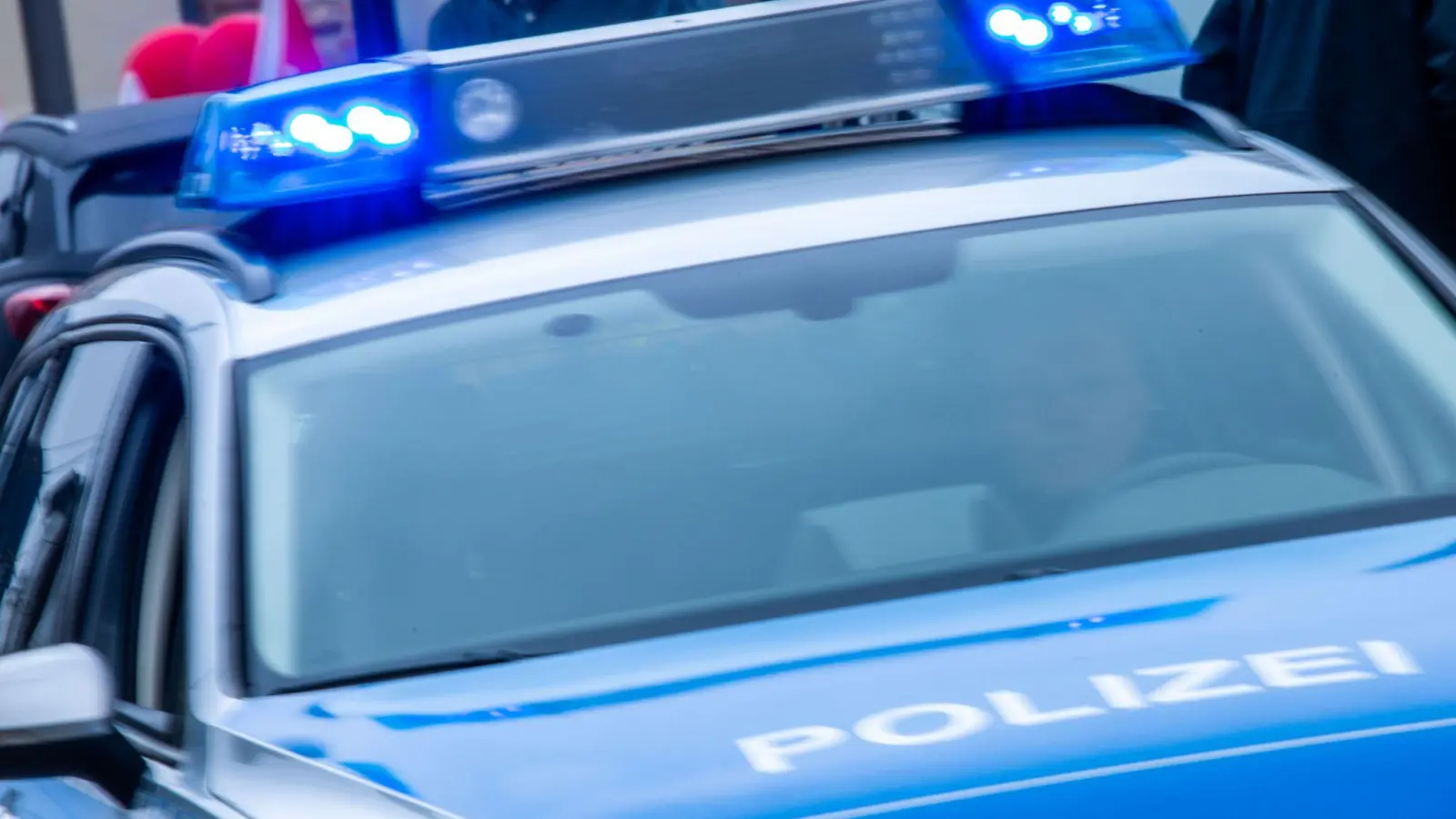 Die Polizei wurde zu einem Unfall zwischen Glaubenwies und Luhe gerufen.  (Symbolbild: Jens Büttner/dpa/Symbolbild)