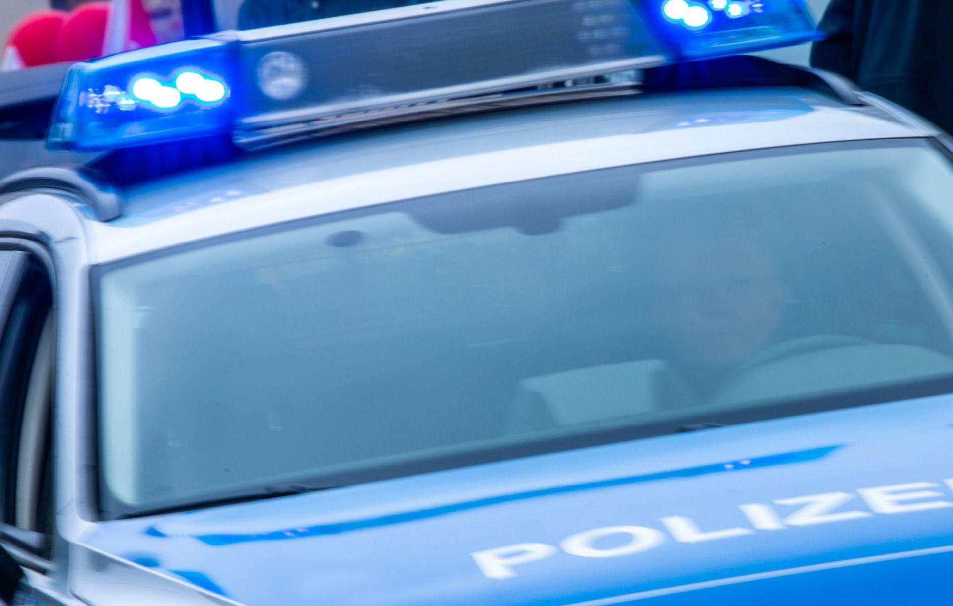 Die Polizei wurde zu einem Unfall zwischen Glaubenwies und Luhe gerufen.  (Symbolbild: Jens Büttner/dpa/Symbolbild)
