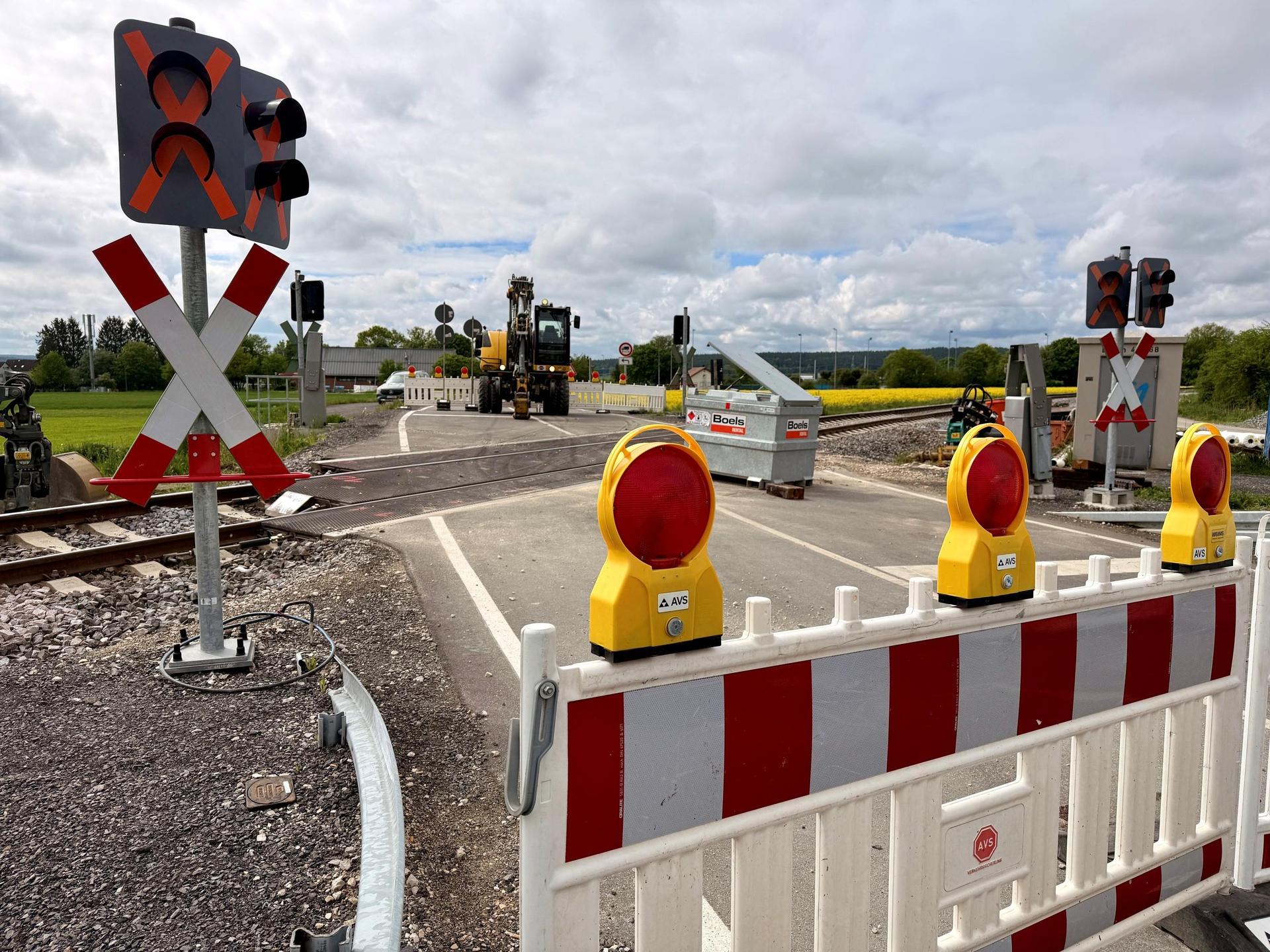 Bei einem Bahnbetriebsunfall auf der Strecke Neukirchen–Weiden kollidierten zwei Baustellenzüge. Fünf Personen wurden leicht verletzt. (Symbolbild: Gabi Schönberger)