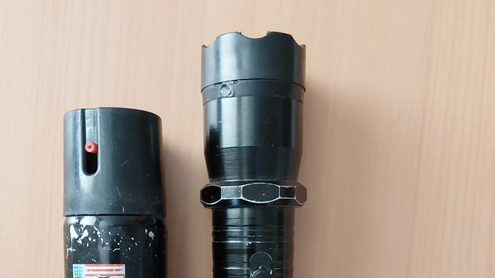 Bei einer Kontrolle bei Waidhaus entdeckte die Bundespolizei verbotene Waffen in einem Kleintransporter: Ein verbotenes Spray und ein als Taschenlampe getarntes Elektroimpulsgerät. (Symbolbild: Bundespolizei)
