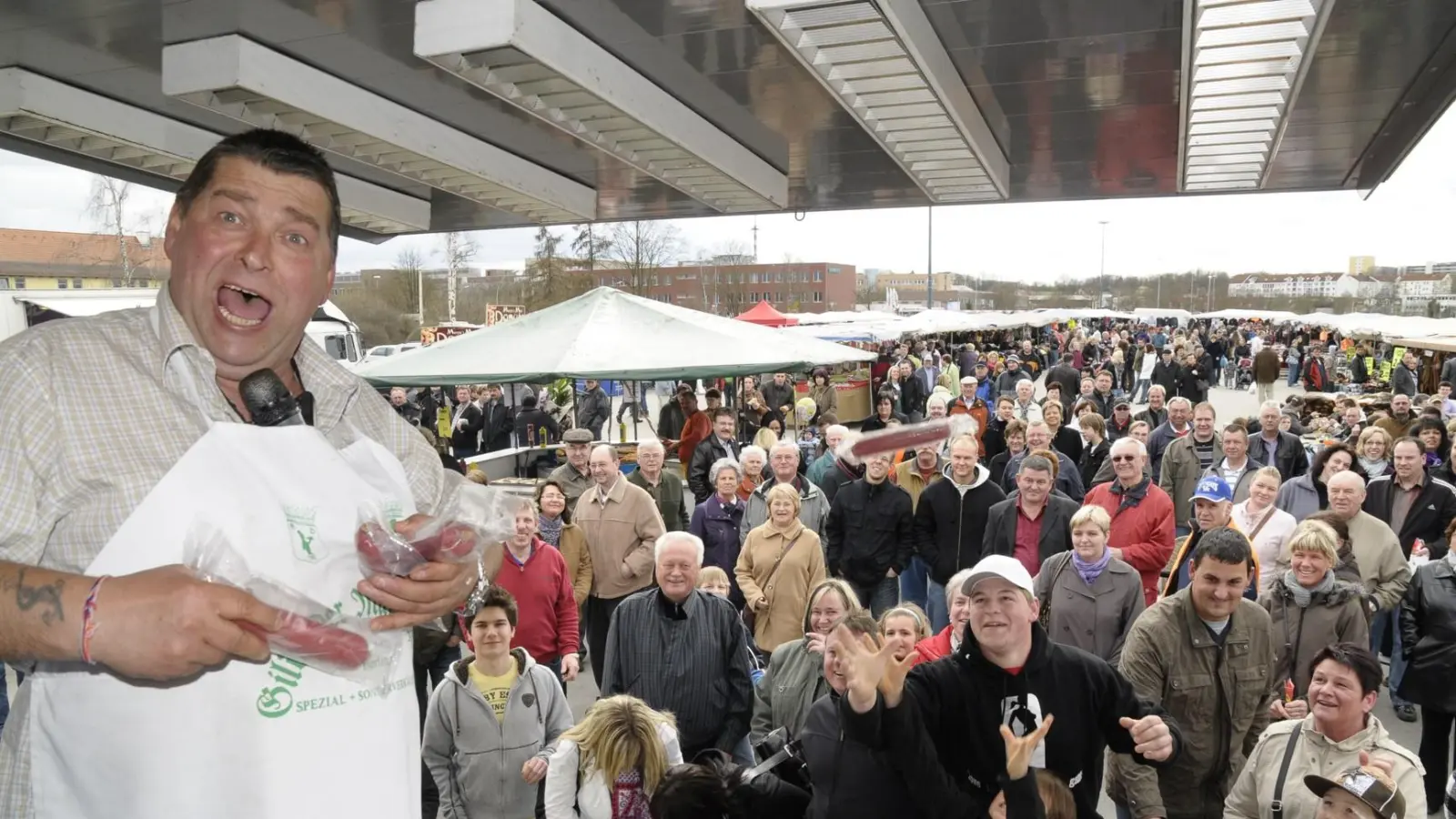 Marktschreier „Wurst-Achim“ hat auch in Amberg die Kunden unterhalten. (Bild: Petra Hartl)