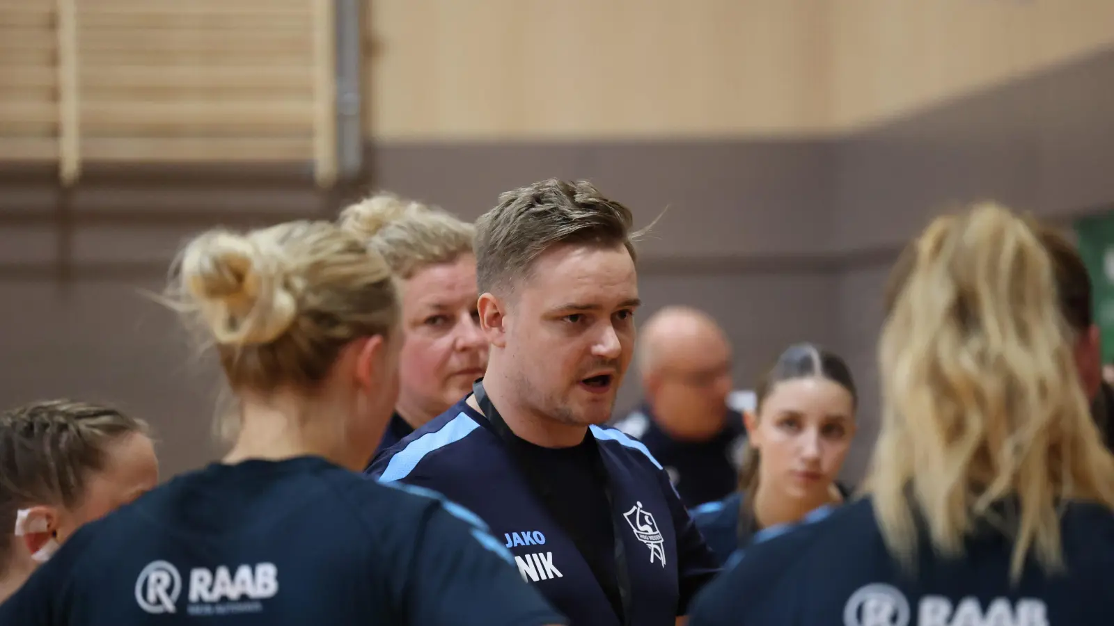 Trainer Niklas Deml und die Weidener Handballerinnen empfangen die SG Mintraching. (Bild: Dieter Jäschke)