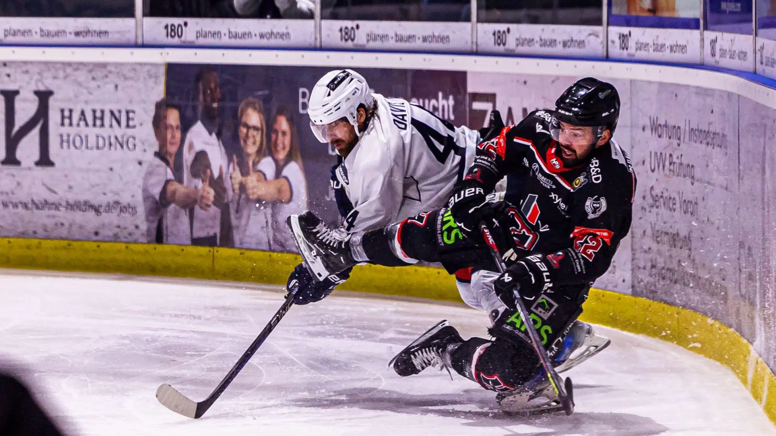 Auch im zweiten Finale zwischen den Blue Devils und den Hannover Scorpions gab es jede Menge packende Zweikämpfe, wie hier zwischen dem Weidener Kurt Davis und Dylan Wruck. (Bild: Werner Moller)