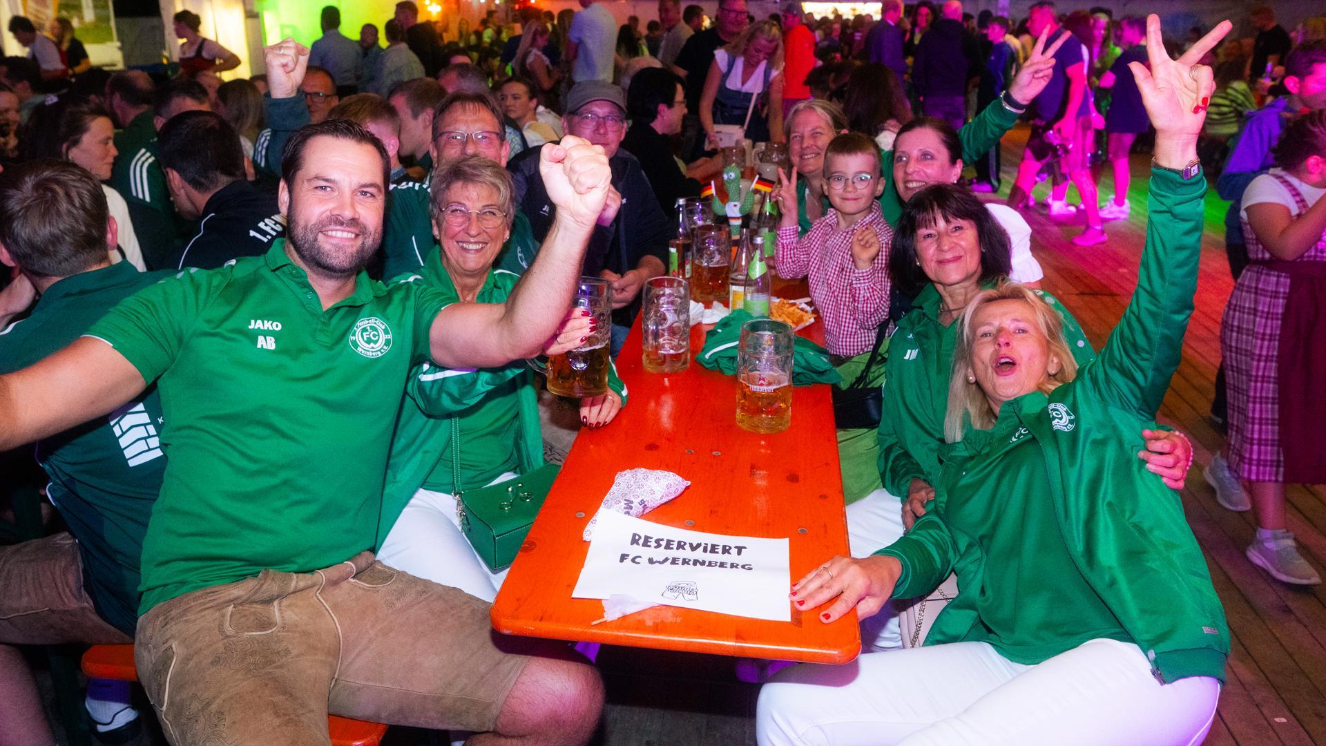 Die Quertreiber rocken am Samstagabend das Festzelt bei der Kirwa in Wernberg.  (Bild: Hannes Stock)
