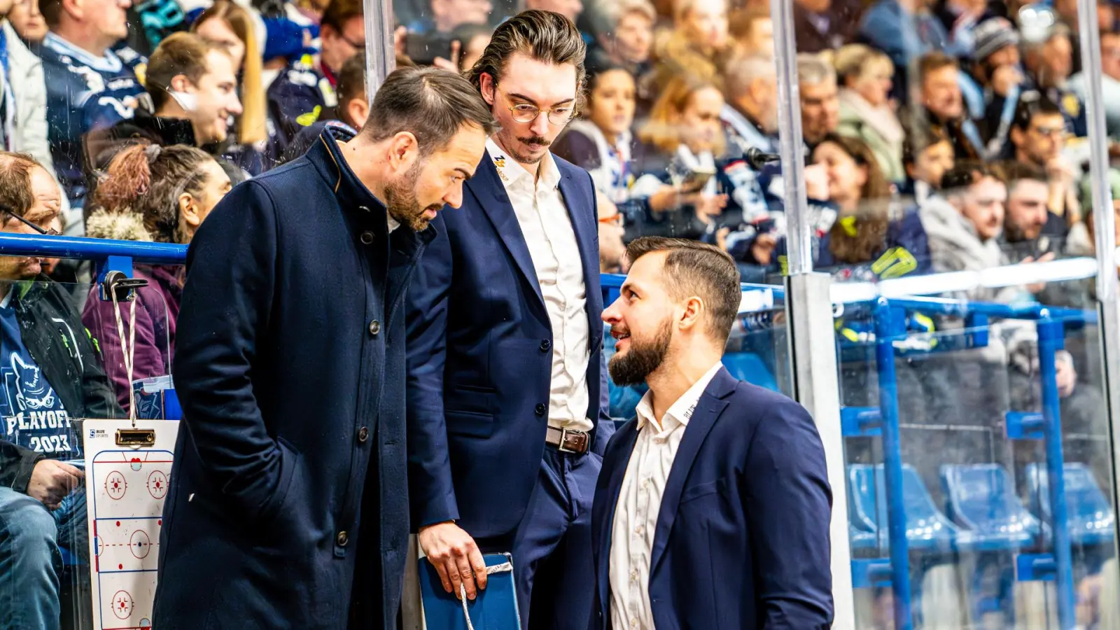 Devils-Coach Sebastian Buchwieser (links) im Austausch mit Athletiktrainer Simon Heidenreich (Mitte) und Martin Mazanec. Auch in der kommenden Saison wird der Trainerstab der Devils so aussehen. (Archivbild: Elke Englmaier)