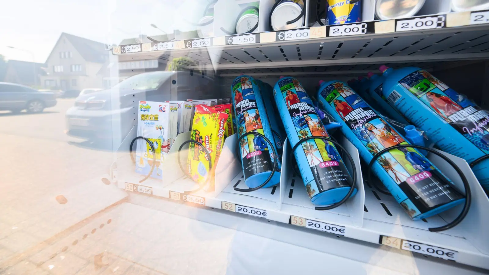 In Gifhorn bei Wolfsburg sorgt ein Warenautomat mit Lachgasflaschen neben Süßigkeiten und Einweg-E-Zigaretten für Proteste. (Bild: Julian Stratenschulte/dpa)