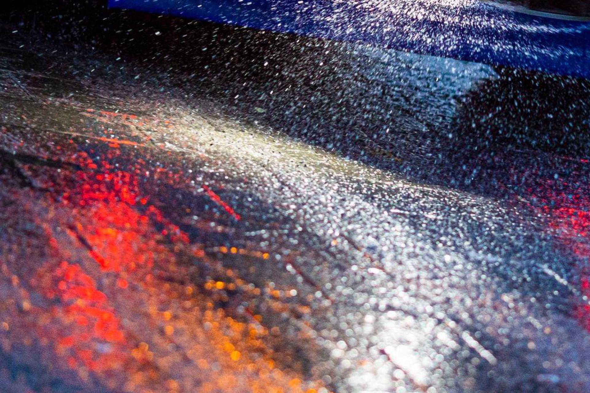 Ein Streufahrzeug verteilt Streumittel auf der Straße. Am Donnerstagabend könnte es in der Oberpfalz Glatt werden. (Symbolbild: Moritz Frankenberg/dpa)