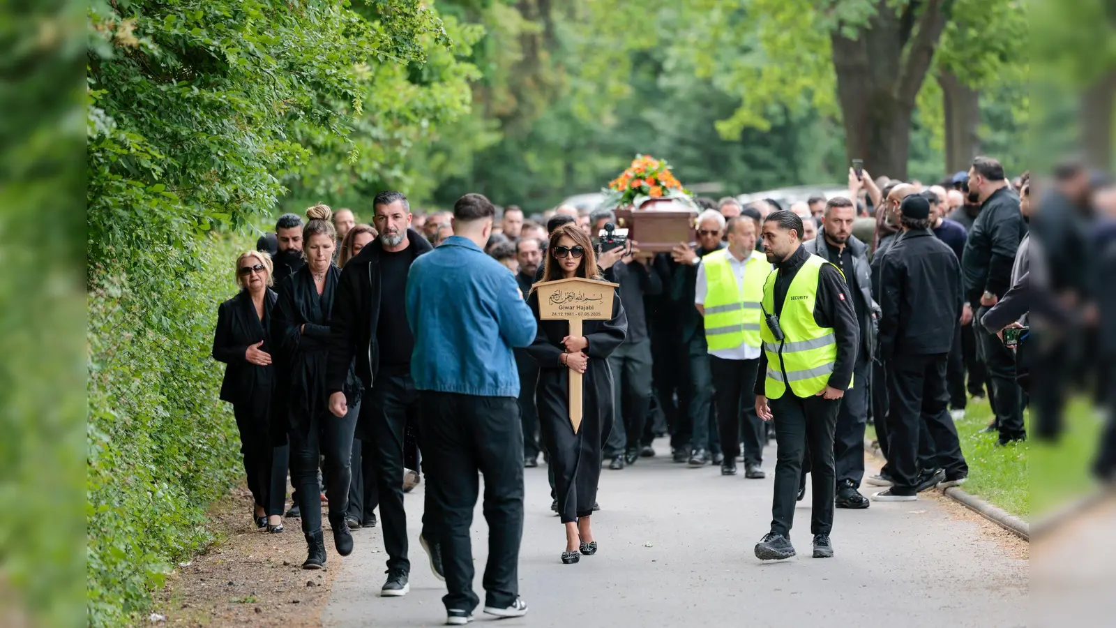 An der Beerdigung nahmen knapp 1.000 Menschen teil.  (Bild: Thomas Banneyer/dpa)