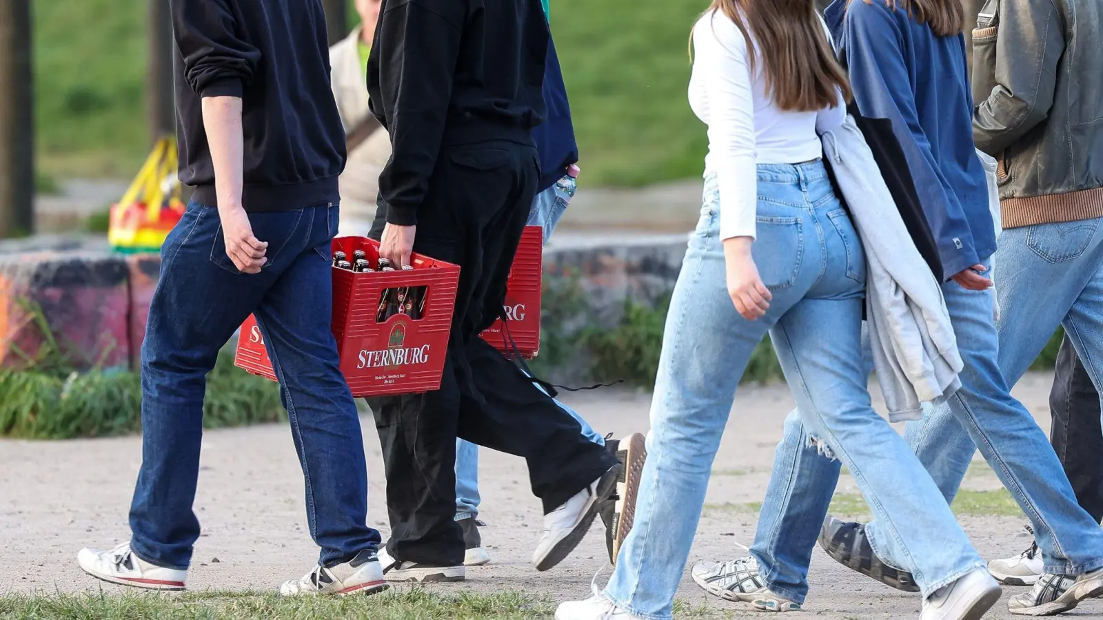 Sollte das Trinken zur Gewohnheit werden, droht eine Alkoholsucht. (Symbolbild: Gerald Matzka/dpa)