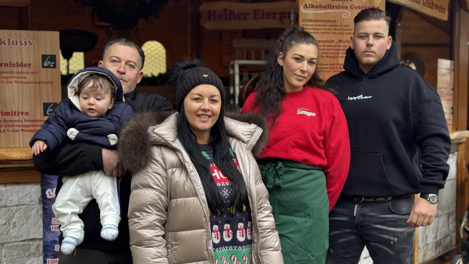 Schausteller-Familie Kollmann auf dem Weidener Weihnachtsmarkt (von links): Der sechs Monate alte Enkelsohn Gino, Vater Franz, Mutter Katja, Tochter Mascha und Sohn Marlon. Sohn Franz Junior war zum Zeitpunkt des Bildes in der Schule. (Bild: Dominik Mark)