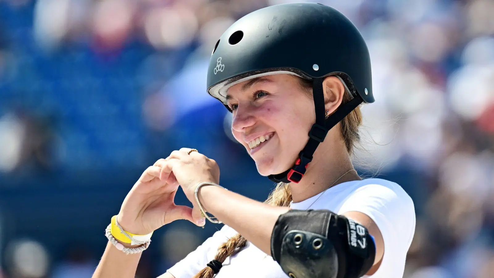 Lilly Stoephasius freute sich über Olympia mit Fans (Bild: Sina Schuldt/dpa)