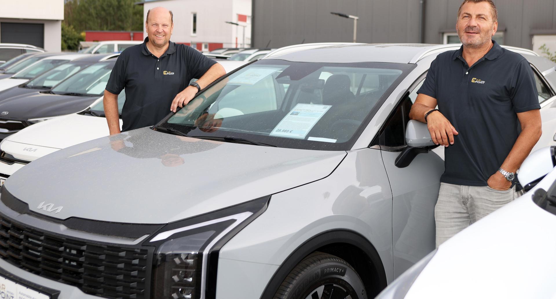 Willkommen im CARPOINT WEIDEN: Thomas Binner und Bekim Kastrati (von links) stehen für automobile Kompetenz auf den Punkt gebracht.  (Bild: Stephan Landgraf)