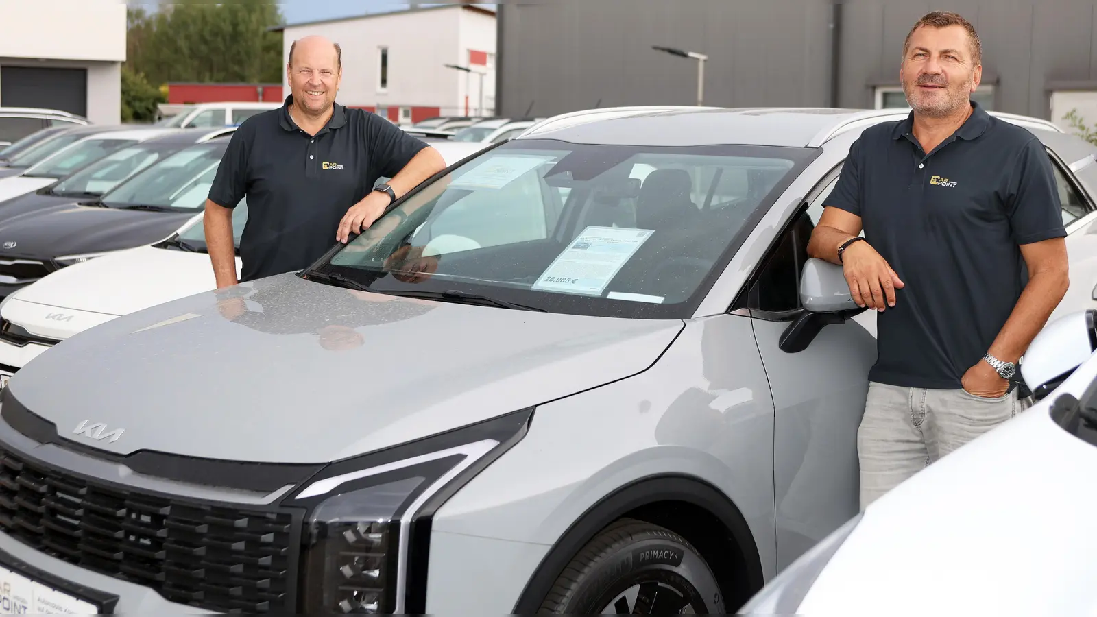 Willkommen im CARPOINT WEIDEN: Thomas Binner und Bekim Kastrati (von links) stehen für automobile Kompetenz auf den Punkt gebracht.  (Bild: Stephan Landgraf)