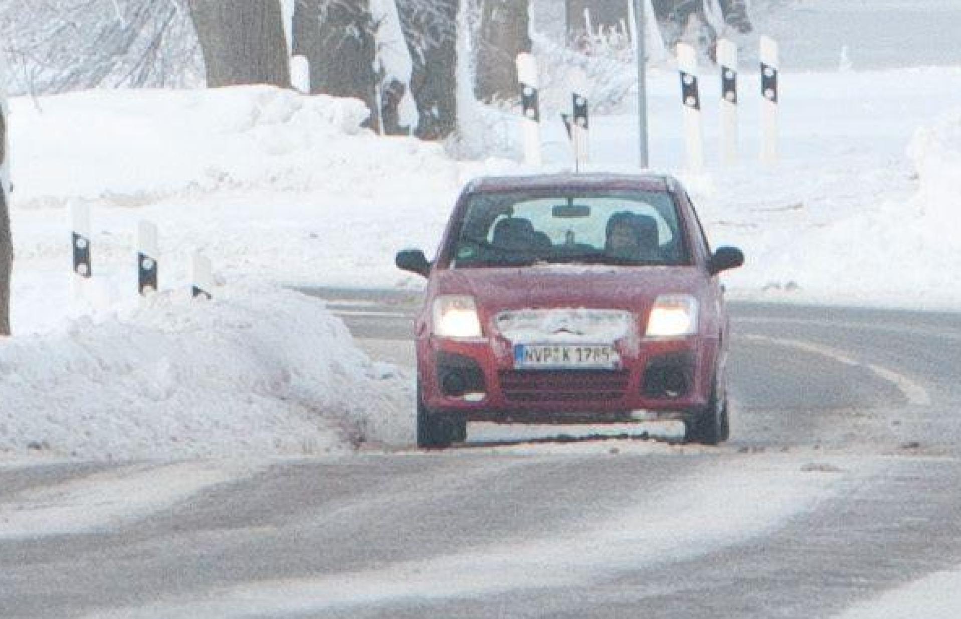 Winterliche Straßenverhältnisse erfordern besondere Vorsicht bei Autofahrern. Am Montag verunfallte eine Autofahrerin auf der B 22 wegen einer Schneeverwehung. (Symbolbild: Stefan Sauer/dpa)