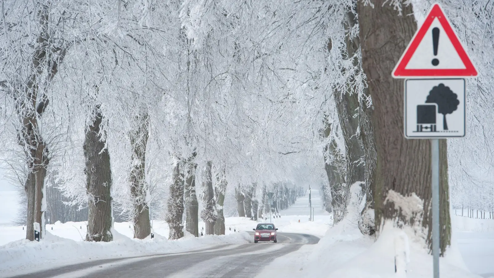 Winterliche Straßenverhältnisse erfordern besondere Vorsicht bei Autofahrern. Am Montag verunfallte eine Autofahrerin auf der B 22 wegen einer Schneeverwehung. (Symbolbild: Stefan Sauer/dpa)