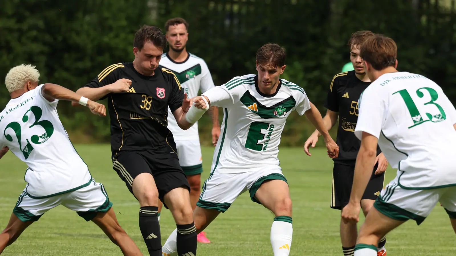 Jonas Held (Mitte) versucht sich gleich gegen drei Gegenspieler durchzutanken. Dem SC Luhe-Wildenau wird der Mittelfeldspieler länger fehlen.  (Archivbild: Dieter Jäschke )