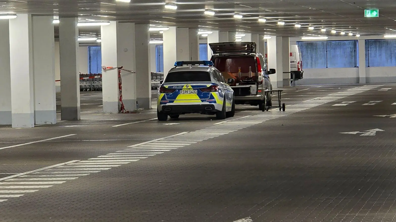 Einsatzkräfte der Kriminalpolizeiinspektion Regensburg arbeitet in einer Tiefgarage eines Baumarkts. (Bild: Moller-Schuh/vifogra/dpa)
