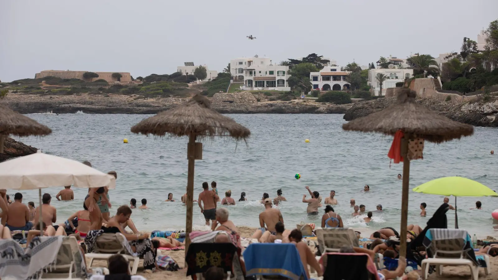 Rettungsschwimmer klagen über Personalmangel und Überbelastung. (Foto Produktion) (Bild: Clara Margais/dpa)