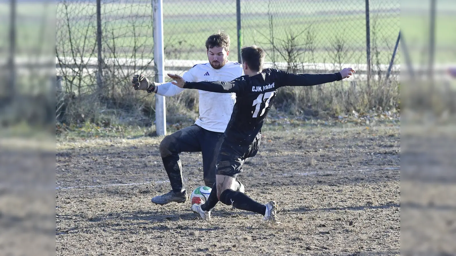 Bereits vergangene Woche lief es auf den meisten Plätzen eher schlecht als recht: Julian Trager (vorne) von der DJK Ensdorf taucht in dieser Szene alleine vor Torhüter Jonas Schlosser (hinten) von der SG Paulsdorf/Freudenberg auf.  (Bild: Hubert Ziegler)