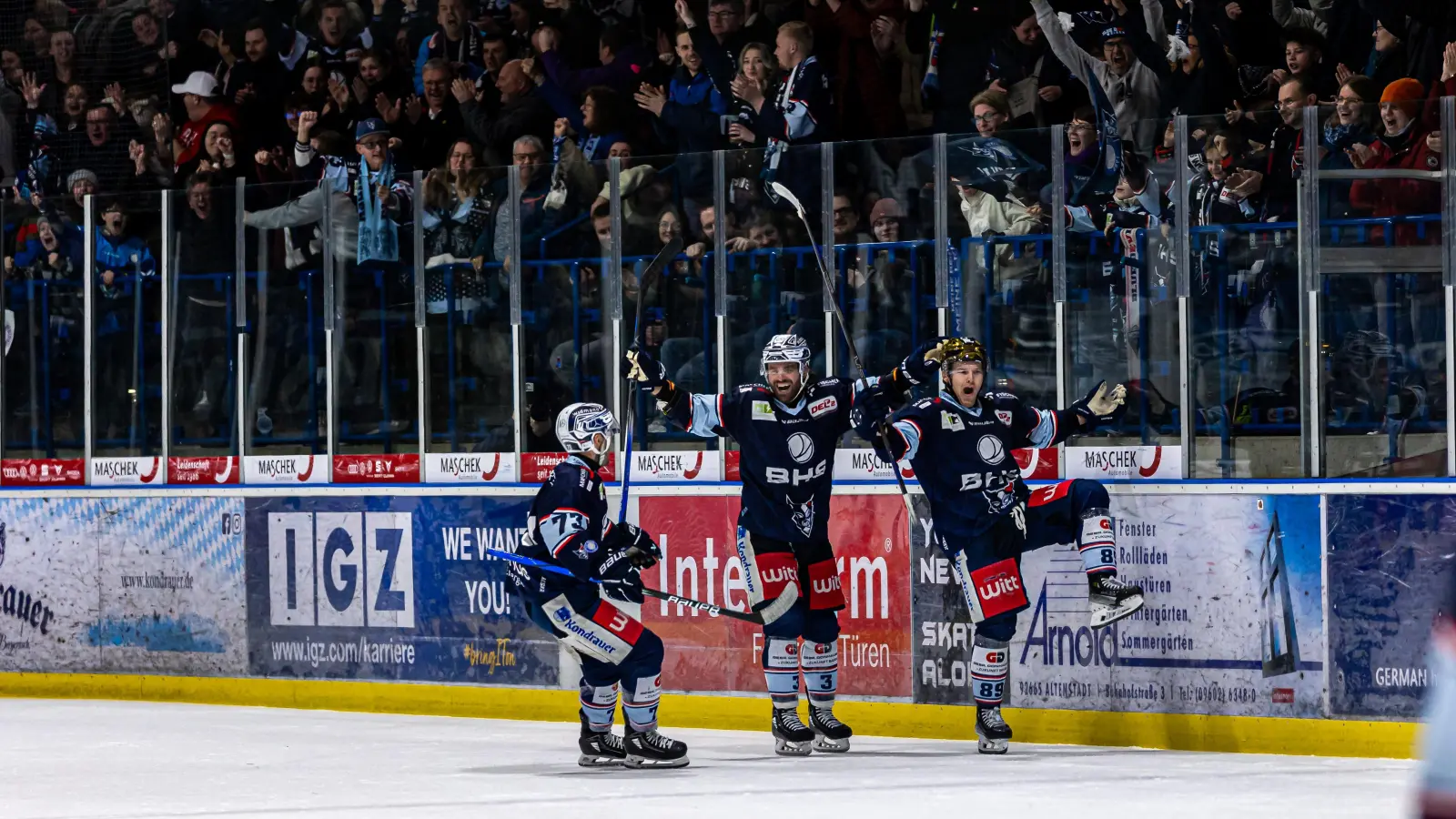 Tomas Rubes, Tommy Muck und Tyler Ward (von links) bejubeln einen Treffer. Nun stehen die (Pre)-Play-offs an. Dort will wohl keiner wirklich auf die Blue Devils treffen. (Archivbild: Werner Moller)