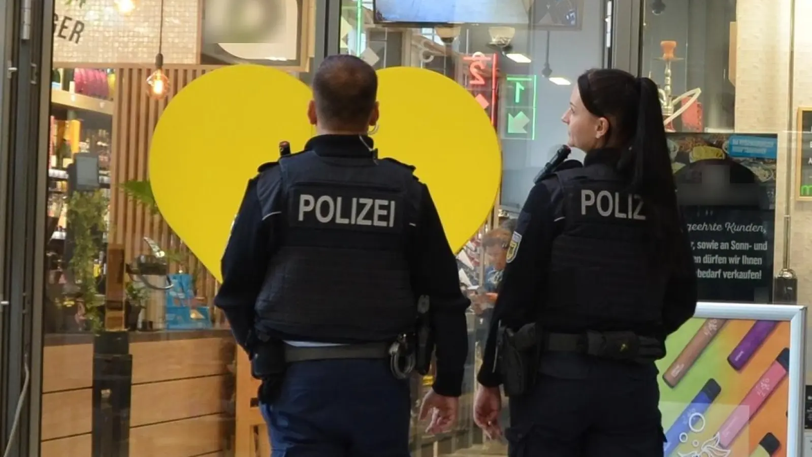 Die Bundespolizei auf Streife am Regensburger Hauptbahnhof: Hier betatschte ein Mann eine Touristin am Samstag.  (Bild: Bundespolizei)