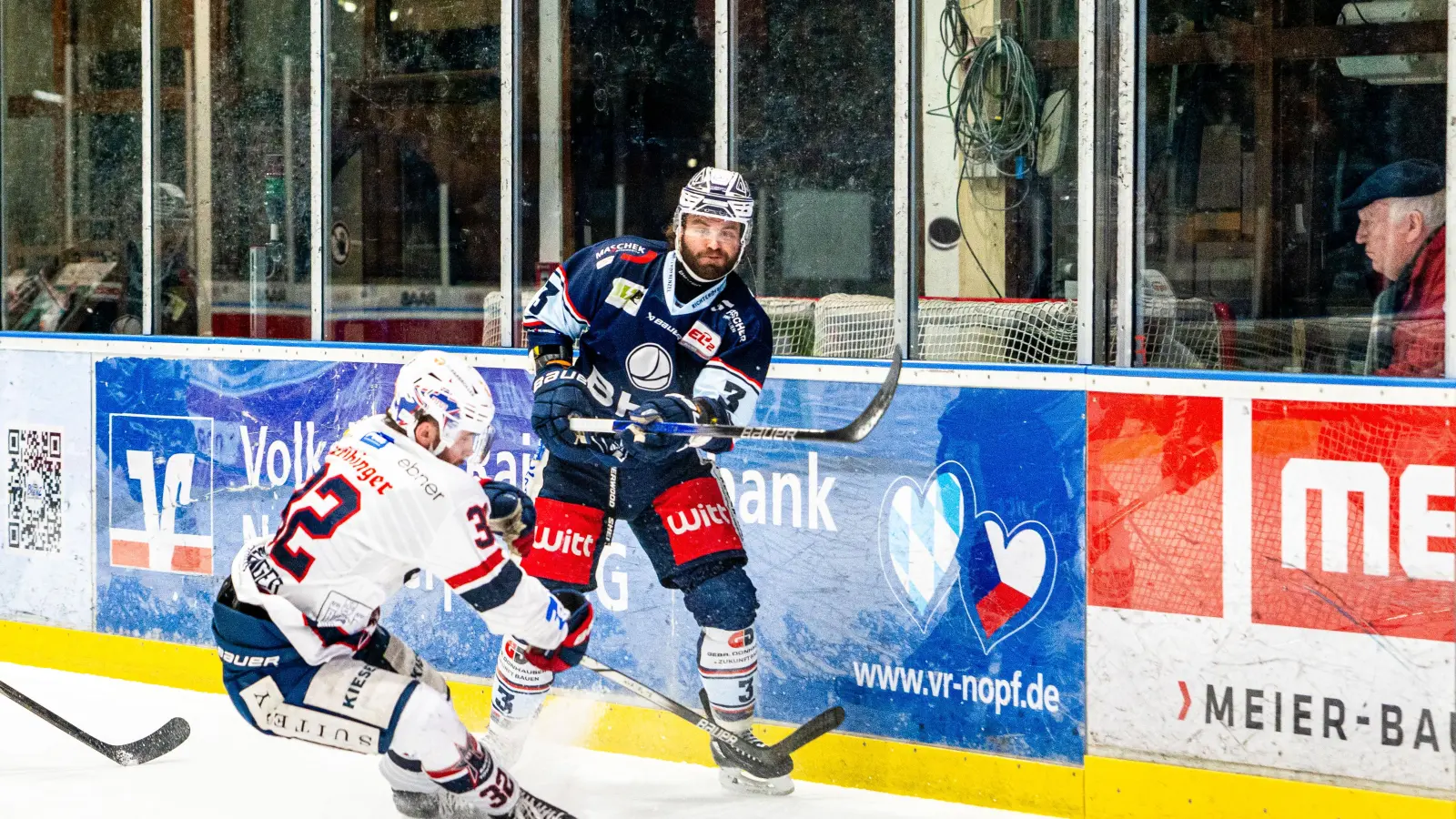 Lässiger Lupfer: Blue-Devils-Verteidiger Tommy Muck (rechts) löst sich mit einem Schlenzer aus dem Forechecking des Ravensburgers Ralf Rollinger. (Bild: Elke Englmaier)