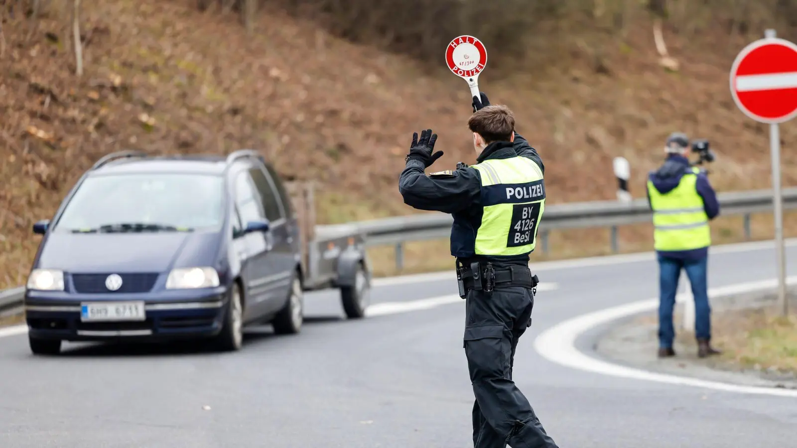 An der Grenze zwischen Deutschland und Tschechien kontrollieren Schleierfahnder der Grenzpolizei Waidhaus regelmäßig Fahrzeuge und Personen.  (Symbolbild: Daniel Löb/dpa)