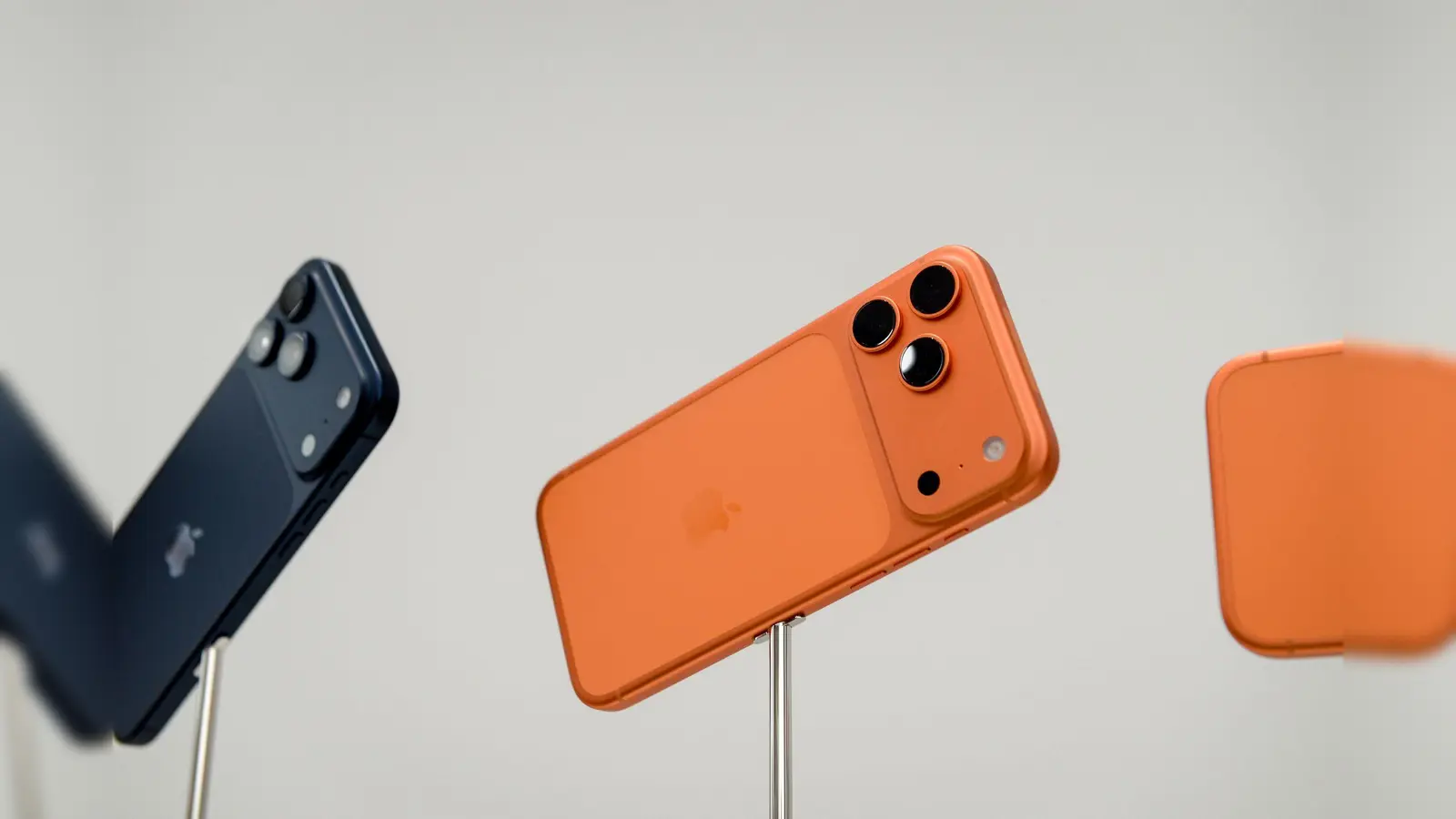 Eine 18-Jährige hat in einem Elektromarkt in Wernberg-Köblitz versucht, zwei I-Phones gegen Dummys auszutauschen. (Symbolbild: Andrej Sokolow/dpa)