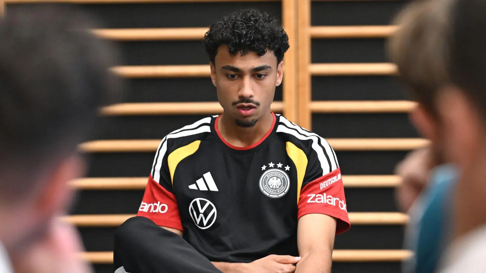 Nathaniel Brown im DFB-Trainingslager. Wechselt er zur neuen Saison zum FC Bayern? (Bild: Federico Gambarini/dpa)