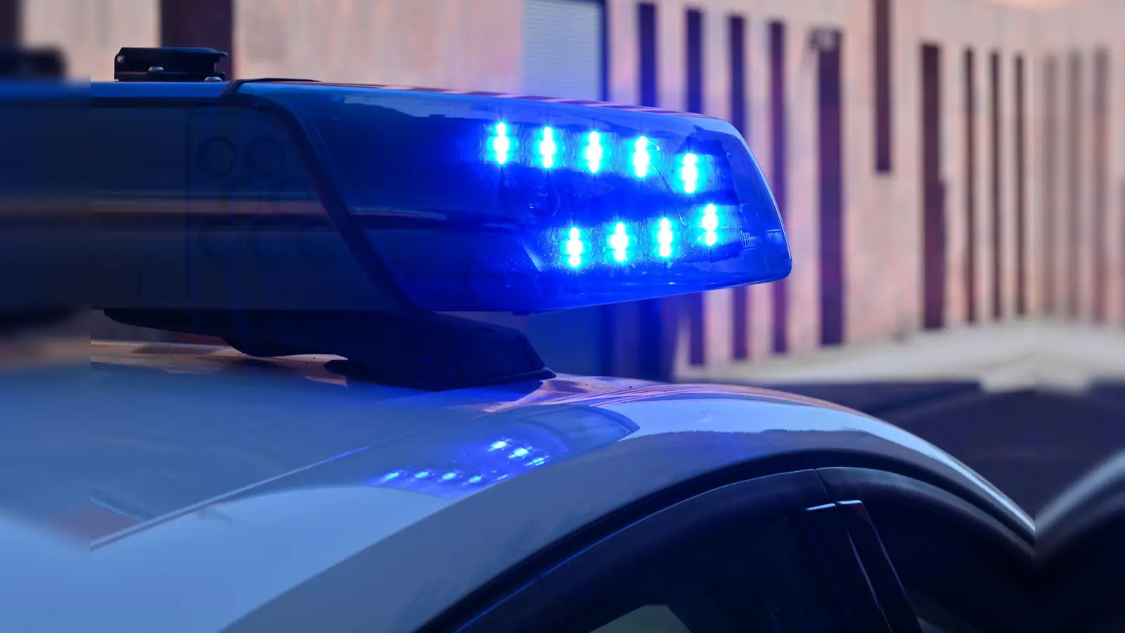 Auf einem Edeka-Parkplatz in Neustadt hat eine bislang unbekannte Person ein Auto angefahren und ist geflüchtet. Die Polizei Neustadt nimmt Hinweise entgegen.  (Symbolbild: Patrick Pleul/dpa)