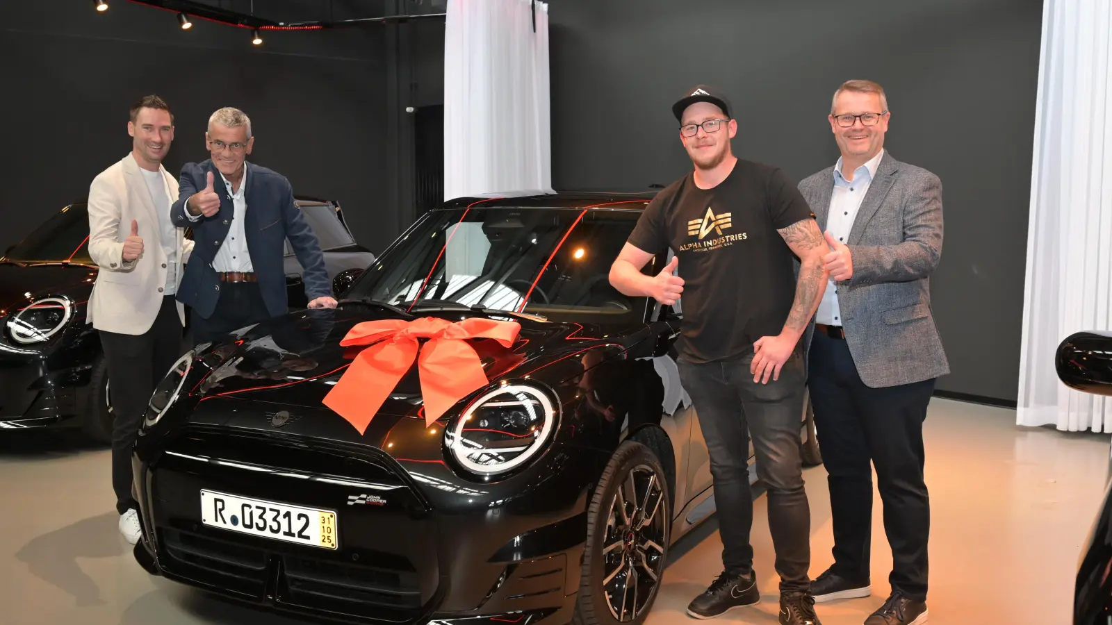 Geschäftsführer Markus Eichenseer, Gewinnsparverein Bayern, Regionalmarktleiter Anton Zilbauer, Volksbank Raiffeisenbank Nordoberpfalz, Gewinner Kevin Brenner aus Eslarn sowie Geschäftsstellenleiter Markus Dimper. Volksbank Raiffeisenbank Nordoberpfalz (Bild: Gewinnsparverein Bayern, Fotojournalist Joachim Busch)