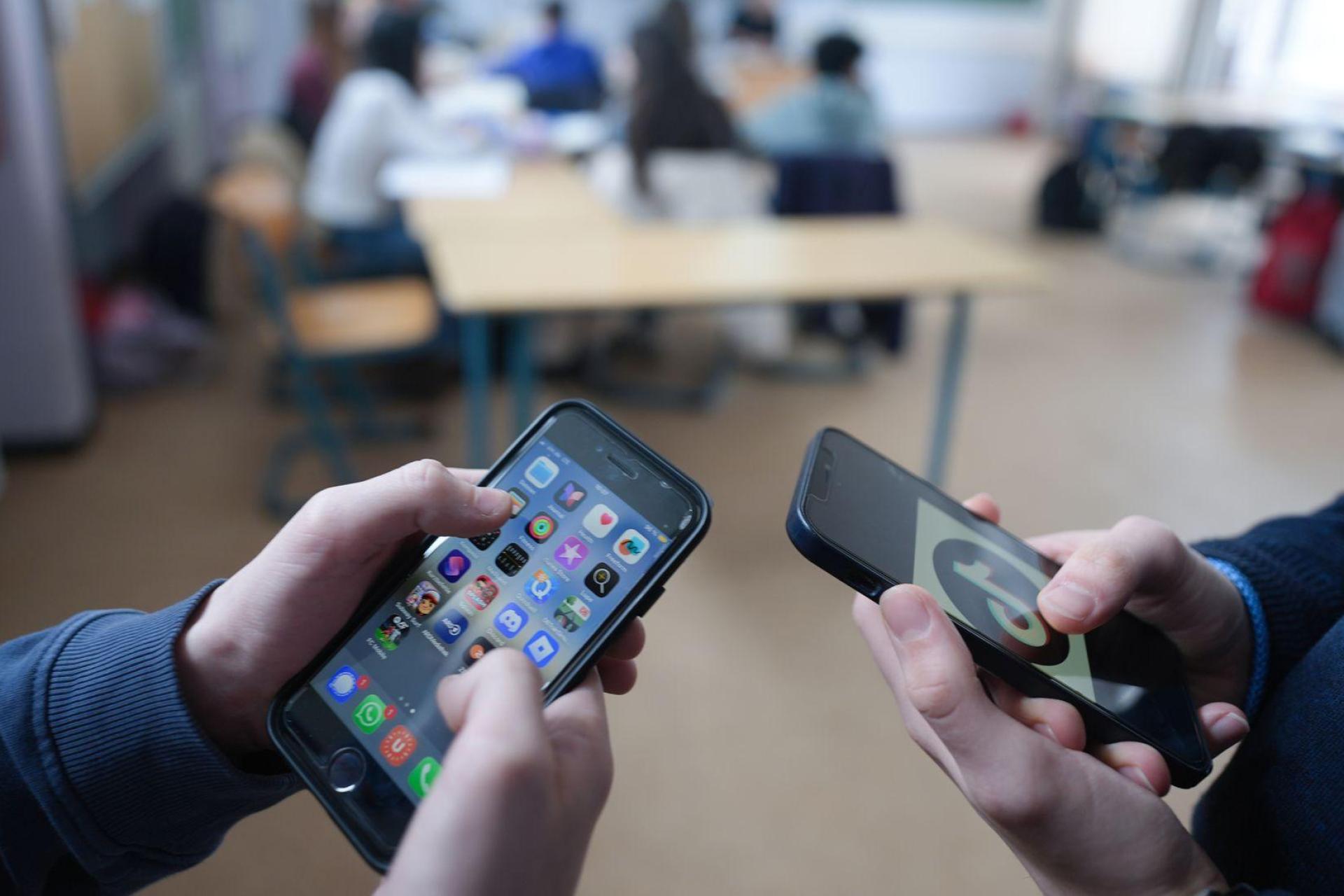 Der Aktionsrat Bildung fordert Altersgrenzen für Social-Media-Plattformen - und private Handynutzung in den Schulen erst ab der Zehnten. (Symbolbild) (Bild: Marcus Brandt/dpa)