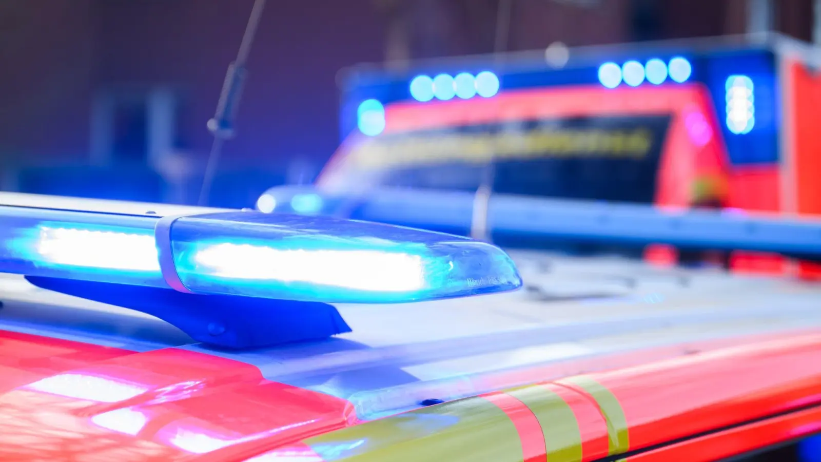 Ein Motorradfahrer ist bei einem Unfall ums Leben gekommen. (Symbolbild: Julian Stratenschulte/dpa)