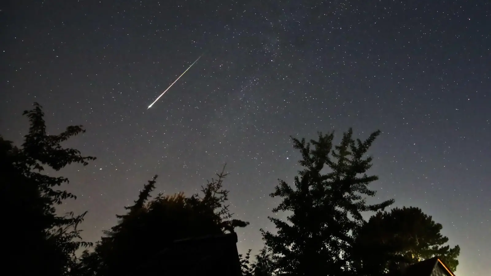 Sternschnuppen der Perseiden über einem nächtlichen Himmel. (Symbolbild) (Bild: Marco A. Ludwig/dpa)
