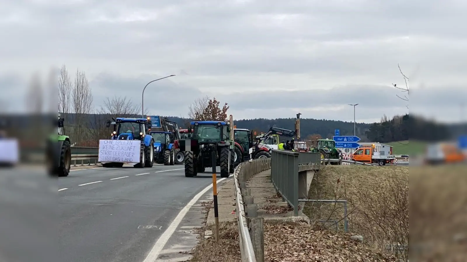 Im Landkreis Schwandorf werden mehrere Autobahnzufahrten blockiert. (Bild: Claudia Völkl)