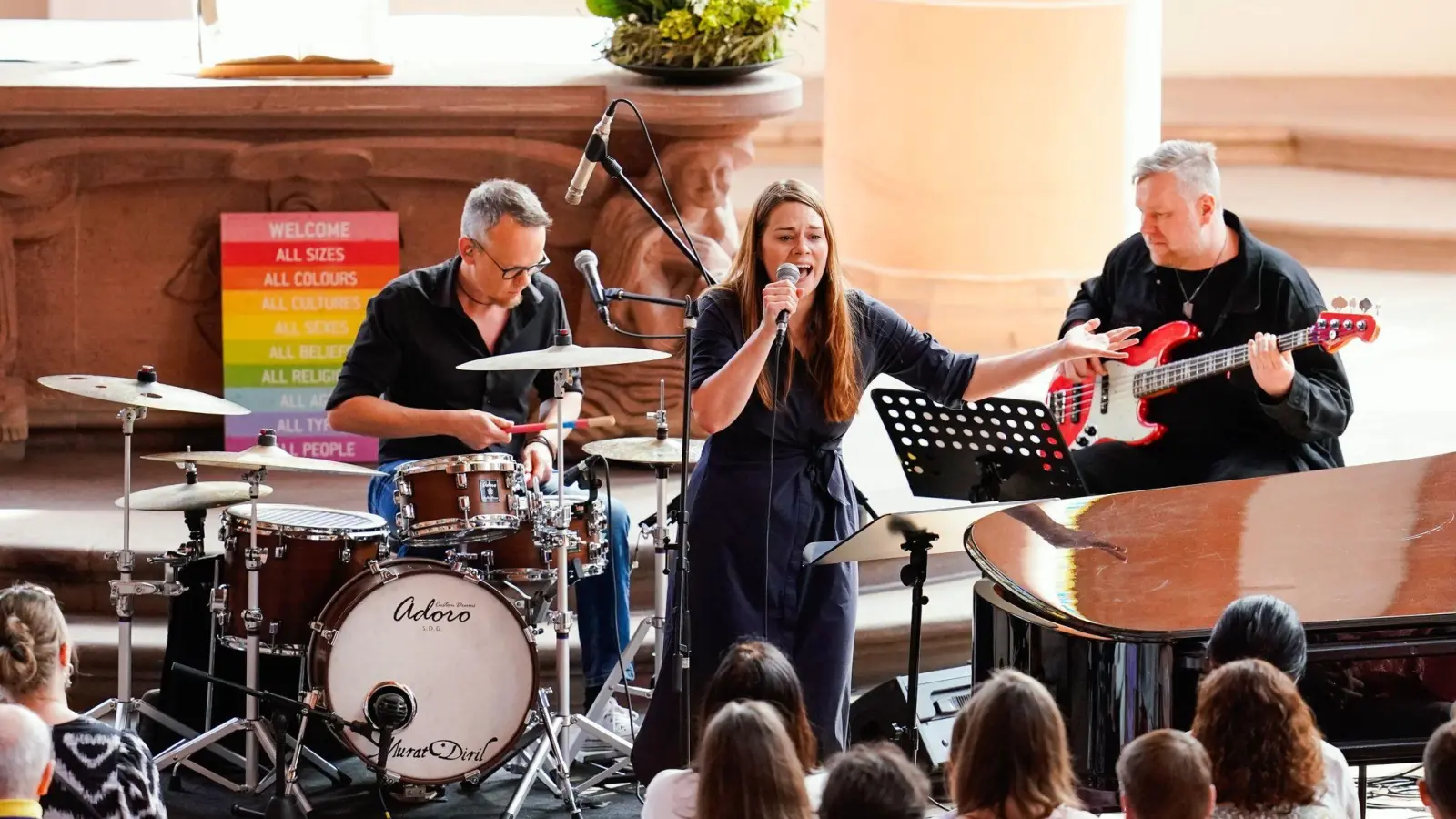 Sängerin Tine Wiechmann covert Taylor-Swift-Songs in der Kirche. (Bild: Uwe Anspach/dpa)