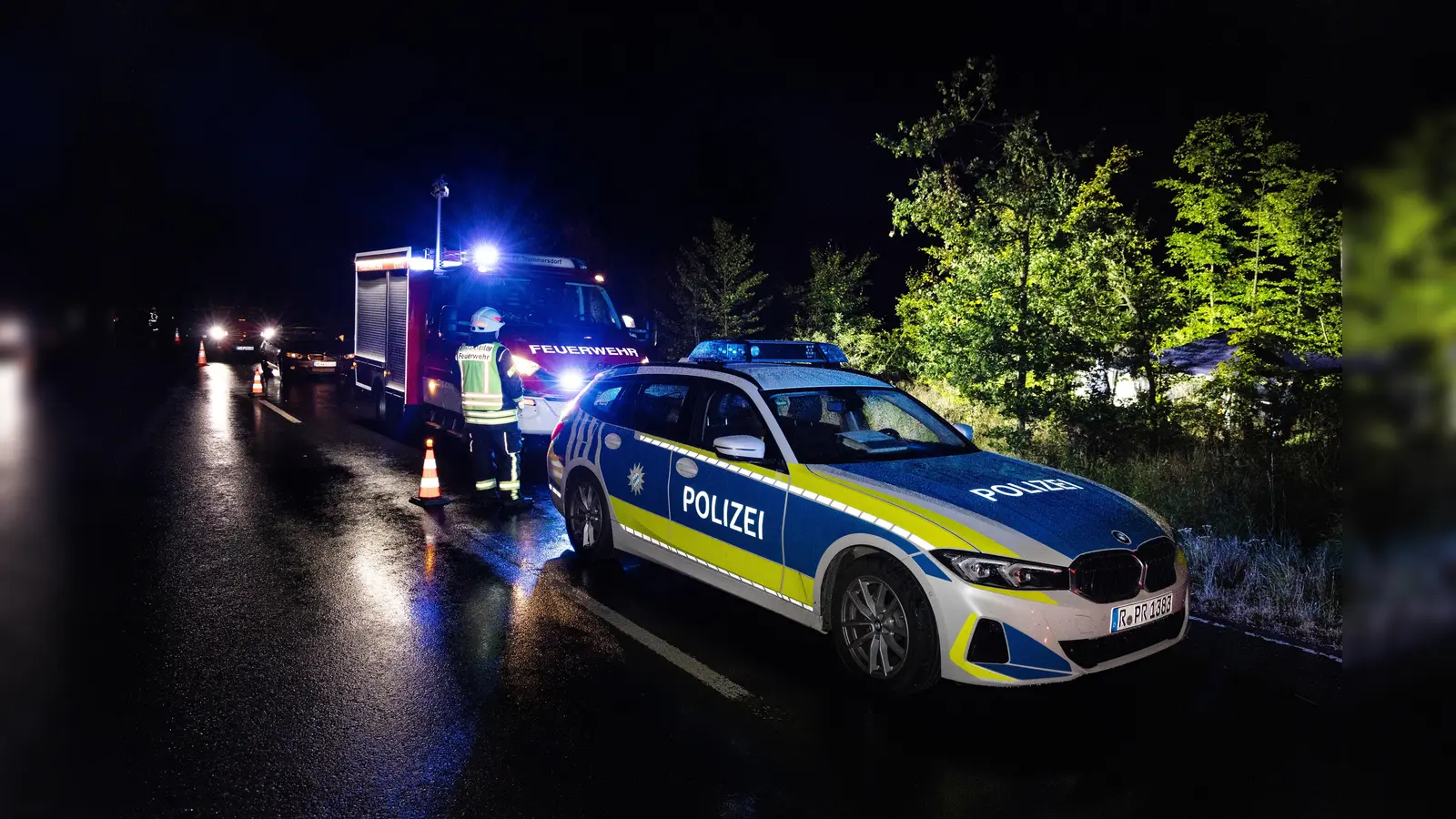 Kurz vor Mitternacht hat sich am Donnerstag ein schwerer Verkehrsunfall auf der Staatsstraße 2122 bei Eschenbach (Landkreis Neustadt/WN) ereignet.  (Bild: rw)