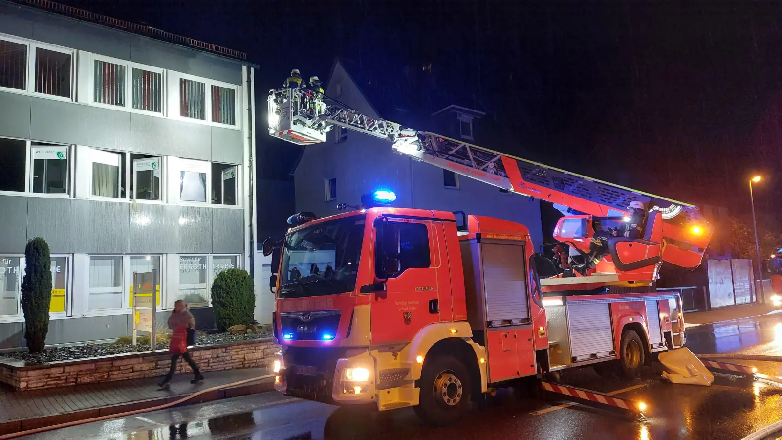Am Donnerstagabend rückte die Feuerwehr in die Christian-Seltmann-Straße aus. Auch die Drehleiter war im Einsatz.  (Bild: Kunz)