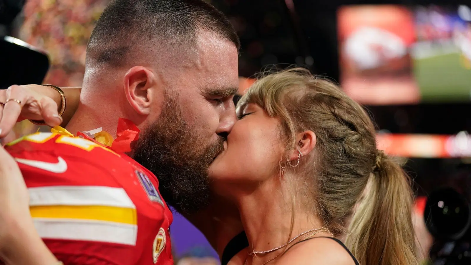 Taylor Swift küsst Kansas City Chiefs Tight End Travis Kelce. (Bild: Brynn Anderson/AP/dpa)