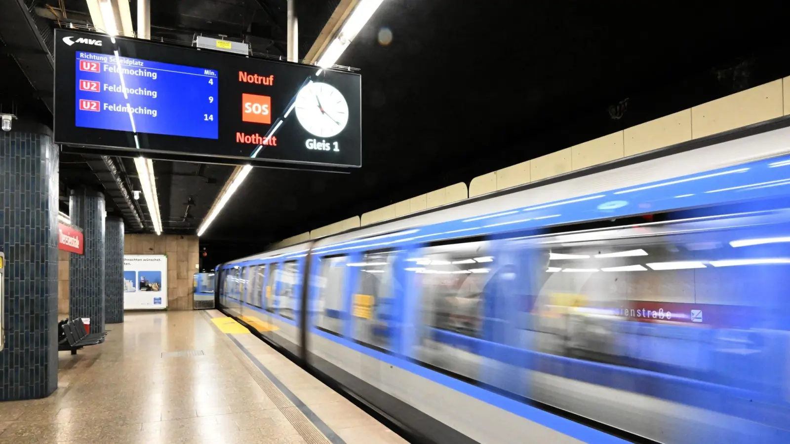 In mehreren bayerischen Verkehrsverbünden können Schüler und Azubis weiterhin kostengünstiger Bus und Bahn fahren. (Archivbild) (Bild: Felix Hörhager/dpa)