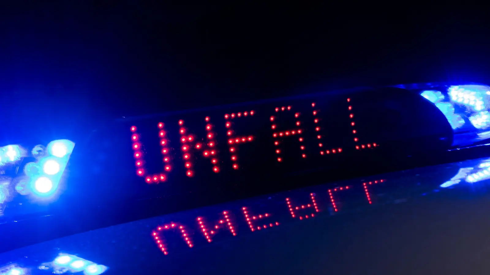 Mehrere Fahrzeuge sind in den Unfall auf der A 93 bei Weiden verwickelt.  (Symbolbild: Monika Skolimowska/dpa)