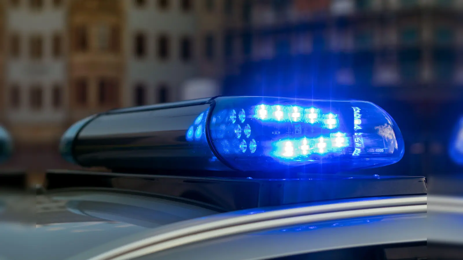 Ein Schaden in Höhe von rund 10.000 Euro entstand, nachdem sich ein Anhänger von einem Traktor gelöst hatte und gegen einen Audi krachte.  (Symbolbild: Monika Skolimowska)